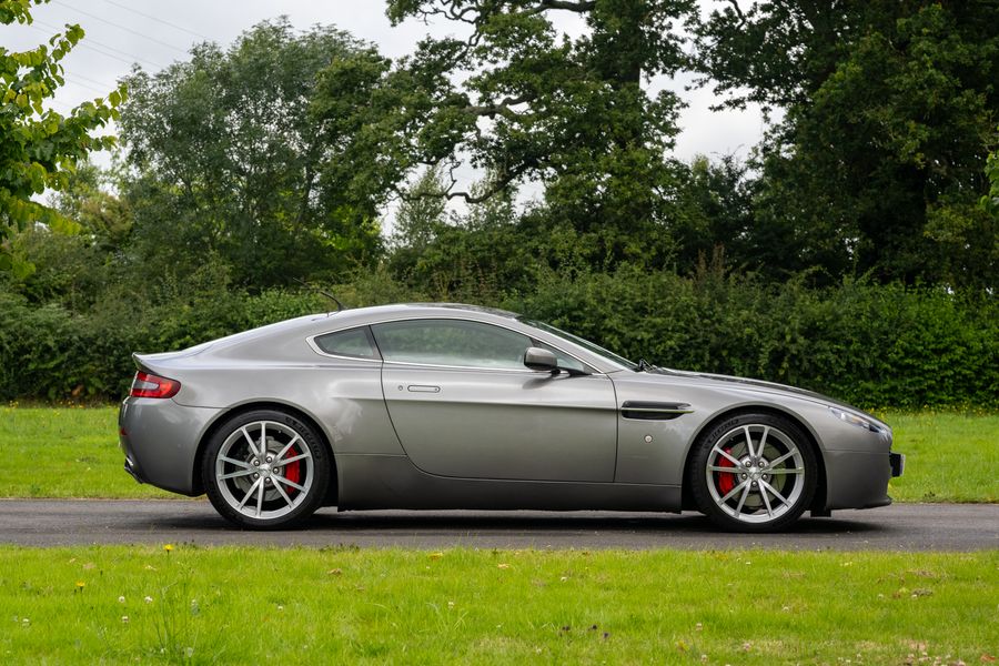 Aston Martin V8 Vantage (Manual)