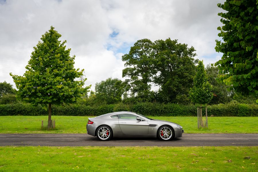 Aston Martin V8 Vantage (Manual)