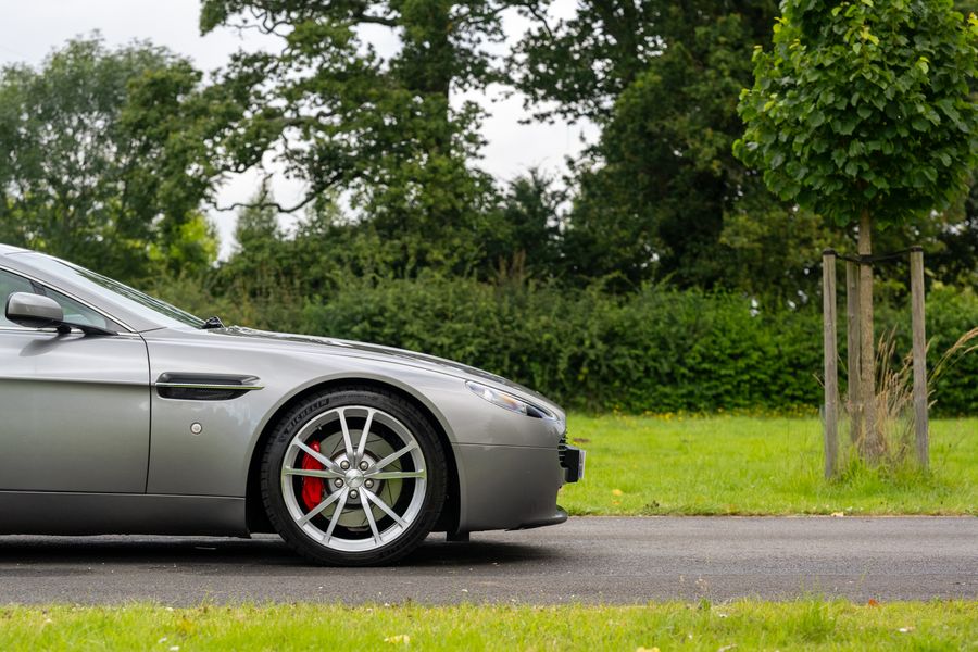 Aston Martin V8 Vantage (Manual)